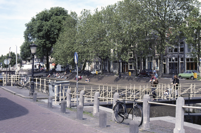 858086 Gezicht op de Weerdsluis te Utrecht, vanaf de hoek Bemuurde Weerd W.Z. / Weerdsingel W.Z.